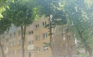Na zdjęciu widzimy budynek mieszkalny w którym znajduje się lokal mieszkalny przeznaczony do sprzedaży