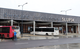 Na zdjęciu fasada nowego Węzła Transportowego - dworca autobusowego SŁUPSK z dwom autobusami na stanowiskach przyjazdu/odjazdu