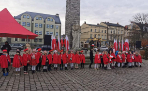 Przedszkolaki z Przedszkola Miejskiego nr 12 i 19 w Słupsku podczas uroczystości z okazji Dnia Niepodległości na Placu Zwycięstwa