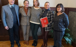 Na zdjęciu Krystyna Danilecka-Wojewódzka - Prezydentka Miasta Słupska, p. Marta Makuch - Zastępczyni Prezydentki, Wojciech Gajewski - Wiceprzewodniczący Rady Miejskiej w Słupsku oraz p. Anna Sadlak - Dyrektorka Wydziału Edukacji wręczający list gratulacyjny p. Wiolecie Kurtiak - Dyrektorce V LO w Słupsku