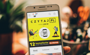 eran telefonu komórkowego, na którym widoczny jest baner akcji Czytaj.pl z napisem 12 bestsellerów za darmo przez cały listopad