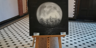 obraz na sztaludze - las, w tle księżyc; obraz czarno-biały