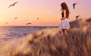 Zdjęcie przedstawia dziewczynkę wpatrującą się w morze (FOT. PIXABY)