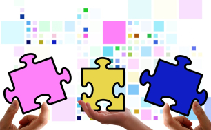 Na zdjęciu widać dłonie od lewej strony: męską trzymającą puzzel różowy, damską, trzymającą puzzel w kolorze żółtym i męską z puzzlem niebieskim. Puzzle są rozłączone, ale pasują do siebie. Tło tworzą kolorowe kwadraty różnej wielkości.