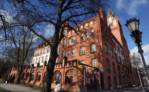 budynek ratusza miejskiego na tle błękitnego nieba, zdjęcie zrobione od strony ul. Deotymy