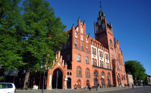 widok ratusza od strony ul. Deotymy