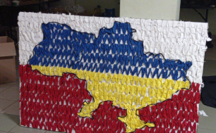 Na zdjęciu widzimy  maskującą siatkę w barwach Ukrainy na tle barw narodowych Polski - bieli i czerwieni - jako symbolu jedności i przyjaźni Polsko- Ukraińskiej.
