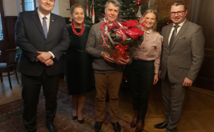 Na zdjęciu widzimy Radnego Wojciecha Gajewskiego trzymającego gwiazdę betlejemską, Prezydentów Słupska oraz Sekretarza Miasta, w tle krzesło i choinka