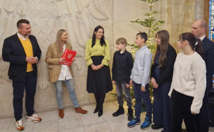 Wspólna fotografia uczniów słupskich szkół podstawowych z Wiceprezydentką Martą Makuch i Prezesem Zarządu Związku Cyfrowej PolskiMichałem Kanownik