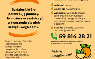 plakat z MOPR, informacje dotyczące rodzin zastępczych oraz tel. kontaktowy. Czarne litery na pomarańczowym tle.