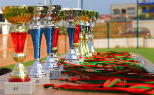 Puchary oraz medale przygotowane do rozdawania sportowcom.