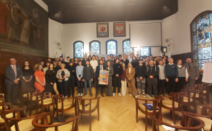 Wspólna fotografia Wiceministra Sprawiedliwości, Prezydentki Miasta Słupska oraz młodzieży i dyrektorów liceów ogólnokształcących