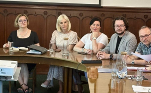 Zastępca Prezydenta Miasta Słupska, Dyrektor Wydziału Zdrowia i Spraw Społecznych oraz trzech przedstawicieli organizacji pozarządowych podczas obrad przy stole.