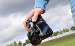 Dłoń trzymająca aparat fotograficzny