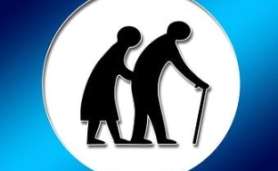 na zdjęciu czarny piktogram vprzedstawiający seniorów w białym kole, a koło wpisane jest w granatowo-niebieski kwadrat (fot. pixabay)