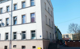Na zdjęciu widzimy budynek mieszkalny w którym znajduje się lokal mieszkalny przeznaczony do sprzedaży