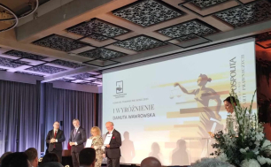 Pani Danuta Wawrowska na scenie m.in. z Ministrem Sprawiedliwości odbiera wyróżnienie