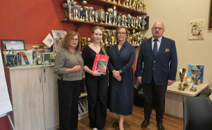 Wiceprezydent Miasta Słupska Beata Chrzanowska, Dyrektor Wydziału Edukacji Anna Sadlak, Dyrektor II LO Mariusz Domański oraz laureatka Lena Kurlapska