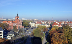 Na zdjęciu widać panoramę miasta z widokie na ratusz, pl.Zwycięstwa oraz szereg budynów