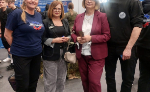 Na zdjęciu Beata Chrzanowska - Zastępca Prezydenta Miasta Słupska, Anna Sadlak - Dyrektor Wydziału Edukacji oraz dyrektorzy szkół zawodowych "Mechanika" i "Budowlanki"