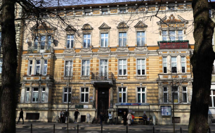 Na zdjęciu znajduje się kamienica przy ul. Sienkiewicza 4 w Słupsku