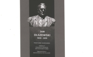 Grafika przedstawiająca pomnik Jana Olszewskiego z napisem: Jan Olszewski 1930-2019,  Powstaniec Warszawski, Adwokat, działacz opozycji komunistycznej, premier rządu RP,