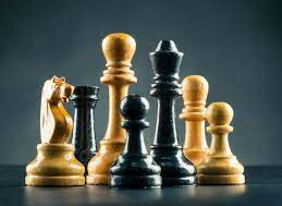 Zdjęcie przedstawia figury szachowe  (fot. pixabay)