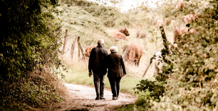 Kobieta i mężczyzna w starszym wieku spacerująca ścieżką w lesie - www.pixabay.com