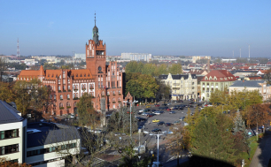 Na zdjęciu widać panoramę miasta z widokie na ratusz, pl.Zwycięstwa oraz szereg budynów