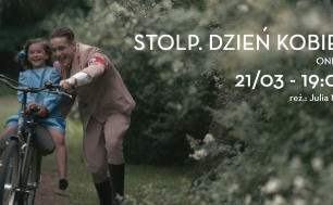 Młody mężczyzna w niemieckim mundurze prowadzi rower, na którym siedzi roześmiana dziewczynka w niebieskiej sukience. Sceneria w lesie.