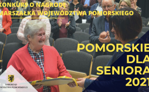 Zdjęcie przedstawia uśmiechniętą seniorkę, której wręczono nagrodę