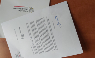 List od Barbary Nowackiej, Minister Edukacji: Szanowna Pani Prezydentko, dziękuję za zaproszenie do udziału w Gali Jubileuszowej 80-lecia Słupskiej Oświaty. Niestety, na osobiste spotkanie z Państwem podczas uroczystości nie pozwalają mi podjęte wcześniej zobowiązania. Jestem przekonana, że rok 2025 to szczególny moment w życiu członkiń i członków tutejszej społeczności. Przypadające w nim rocznice- w tym jubileusz nadania miastu praw miejsich, odnowienia tychże praw, jak również zasiedlenie Słupska przez ludność polską- z pewnością budzą dumę i radość z wielowiekowego dziedzictwa, dotychczasowych osiągnięć, a przede wszystkim bycia częścią tak wspaniałej wspólnoty. Niezmiernie mi miło, że wśród waznych rocznic przedstawicielki i przedstawiciele lokalnego samorządu postanowili symbolicznie podsumować dokonania słupskiej oświaty . Pragnę w tym miejscu z całego serce podziękować organizatorkom i organizatorom miejscowej oświaty, reprezentantom szkół i placówek, instytucji kultry, ale też osobom, które na co dzień przyczyniają się do wszechstronnego rozwoju ludzi młodych. Jestem ogromnie wdzięczna za pracę, która pozwala podopiecznym przedszkoli, a także uczniom i uczennicom zdobywać wiedzę , kształtować kompetencje, pogłęiać pasje i zainteresowania. Ten ogromny organizacyjny, pedagogiczny, dydatktyczny i wychowawczy trud budzi moje uznanie, podziw i szacunek. Gratulując sukcesów, życzę satysfakcji z podejmowanych przedsięwzięć, wielu inspiracji do dalszych działań oraz wszelkiej pomyślności w  urzeczywitnianiu planów i zamierzeń.
