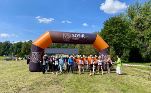 Grupa seniorów podczas startu w zawodach nordic walking.