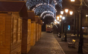 Zdjęcie stoisk handlowych na ulicy Nowobramskiej