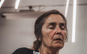 portret starszej kobiety o zmęczonej twarzy z zamkniętymi oczyma.
