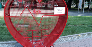 Kosz metalowy w kształcie serca na selektywną zbiórke plastikowych nakrętek, w Parku