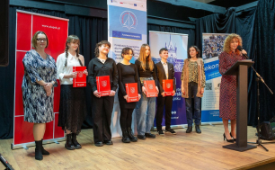 Wspólne zdjęcie uczniów biorących udział w projekcie "Akademia Talentów" z Panią Beatą Chrzanowską - Zastępcą Prezydenta Miasta Słupska