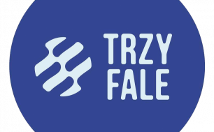 logo Parku Wodnego Trzy Fale - granatowe koło z błękitnym napisem TRZY FALE