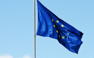 Flaga Unii Europejskiej na maszcie