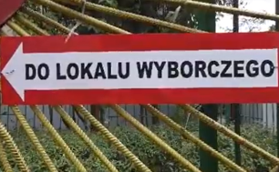 Znak wskazujący kierunek udania się do lokalu wyborczego, z takim właśnie napisem.