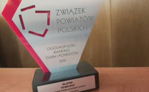 Na zdjęciu widzimy statuetkę, stojącą na stole z napisem Ogólnopolski Ranking Gmin i Powiatów 2020, Słupsk 7. miejsce w kategorii miasta na prawach powaitu. Wisła, 16 wrzesnia 2021 rok