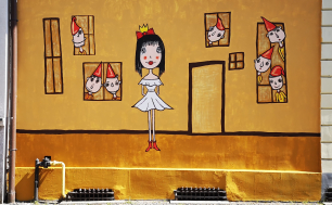 sciana wymalowana na zółto0 złoto , na pierwszym planie postać komiksowej królewny Śnieżki w krótkiej białej sukience, w tle okienka, w których są krasnoludki w czerwonych czapkach.