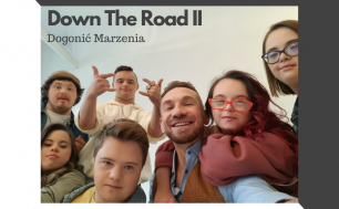 zdjęcie przedstawia uczestników II edycji programu Down the Road oraz Przemysława Kossakowskiego ( źrodło. opracowanie CIO)
