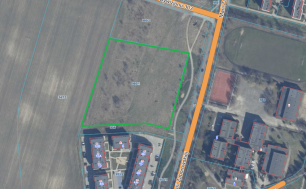 Na zdjęciu widzimy zaznaczoną zielonym kolorem działkę niezabudowaną przeznaczoną do sprzedaży