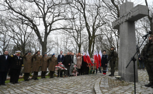 Zdjęcie poglądowe - zebrani na uroczystościach przy Krzyżu Wołyńskim oddają cześć pamięci o Ofiarach