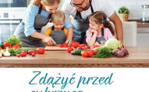 Plakat Szpitale Pomorskie Sp.z o.o. przedstawia rodzinę (rodziców z dwójką dzieci) krojących warzywa oraz napis "Zdążyć przed cukrzycą" zachęcający do zgłoszenia się na bezpłatne badania.
