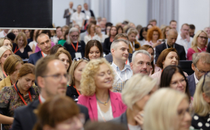 zdjęcie uczestników konferencji siedzących na sali