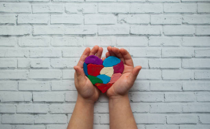 Zdjęcie przedstawia serce z plasteliny trzymane w dłoniach (zdjęcie PIXABAY)