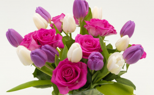 Zdjęcie przedstawia bukiet kwiatów, różowych róż oraz białych i fioletowych tulipanów. Fot.Pixabay
