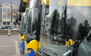 Przody kilku autobusów miejskich ustawione na pl.Zwycięstwa